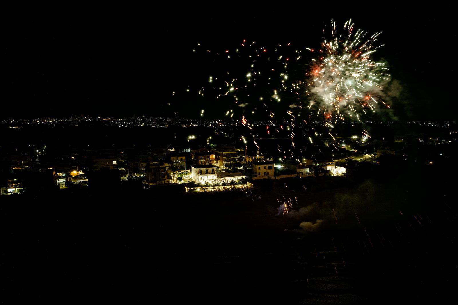Fuochi d'artificio sulla casa, di notte