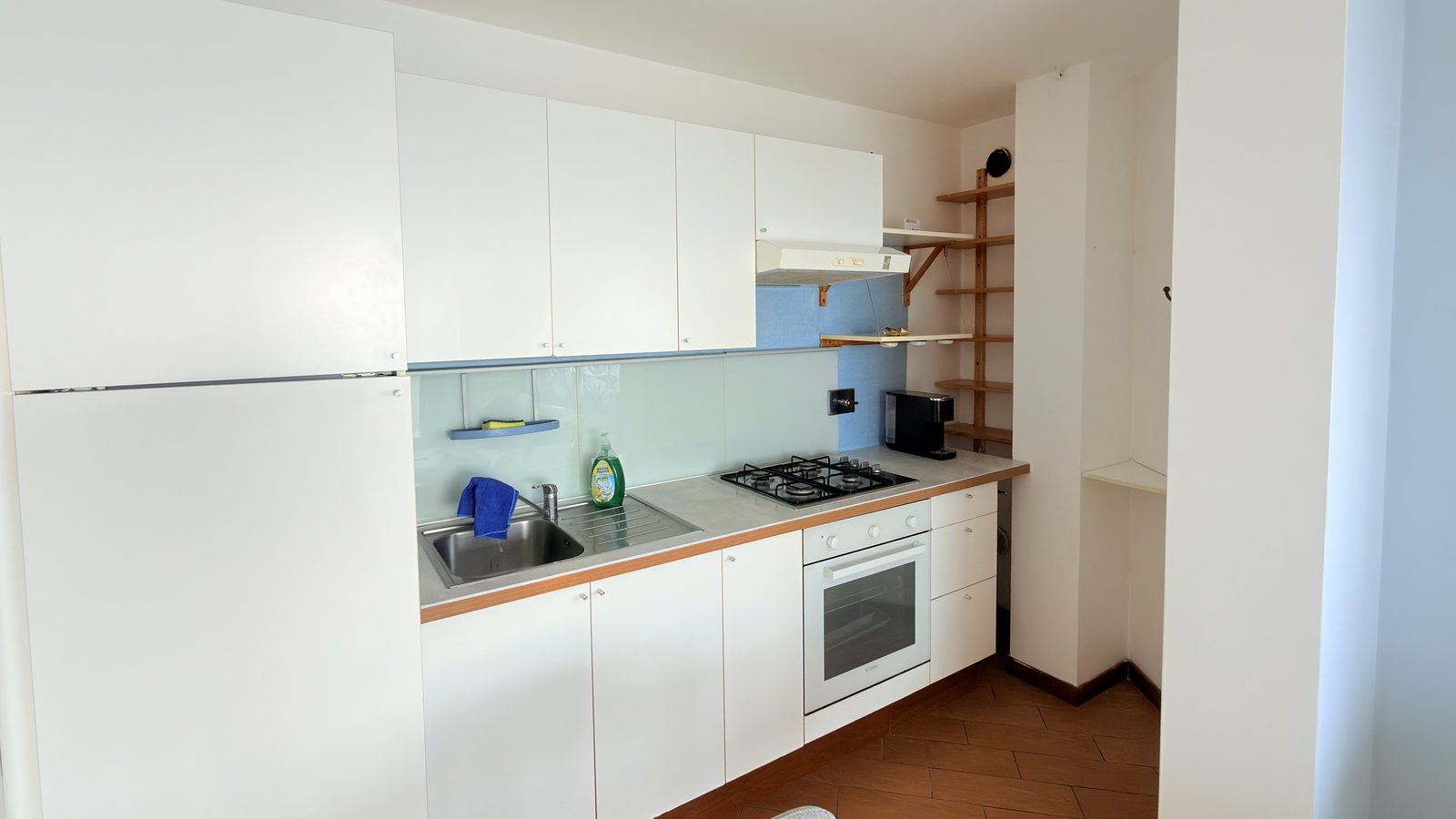 La cucina attrezzata dell’Attico al Mare